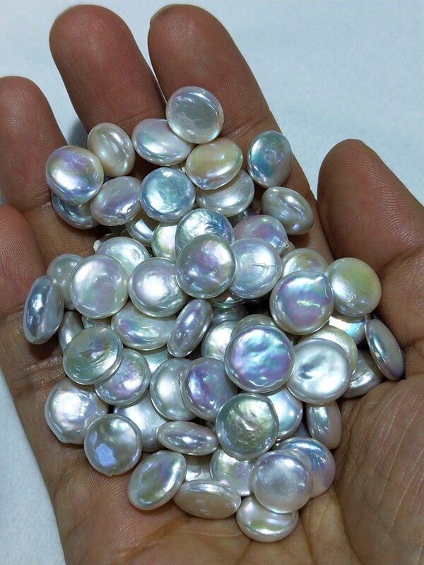 Grading standard comparison of high luster cultured coin pearls from commercial to AAA grade.