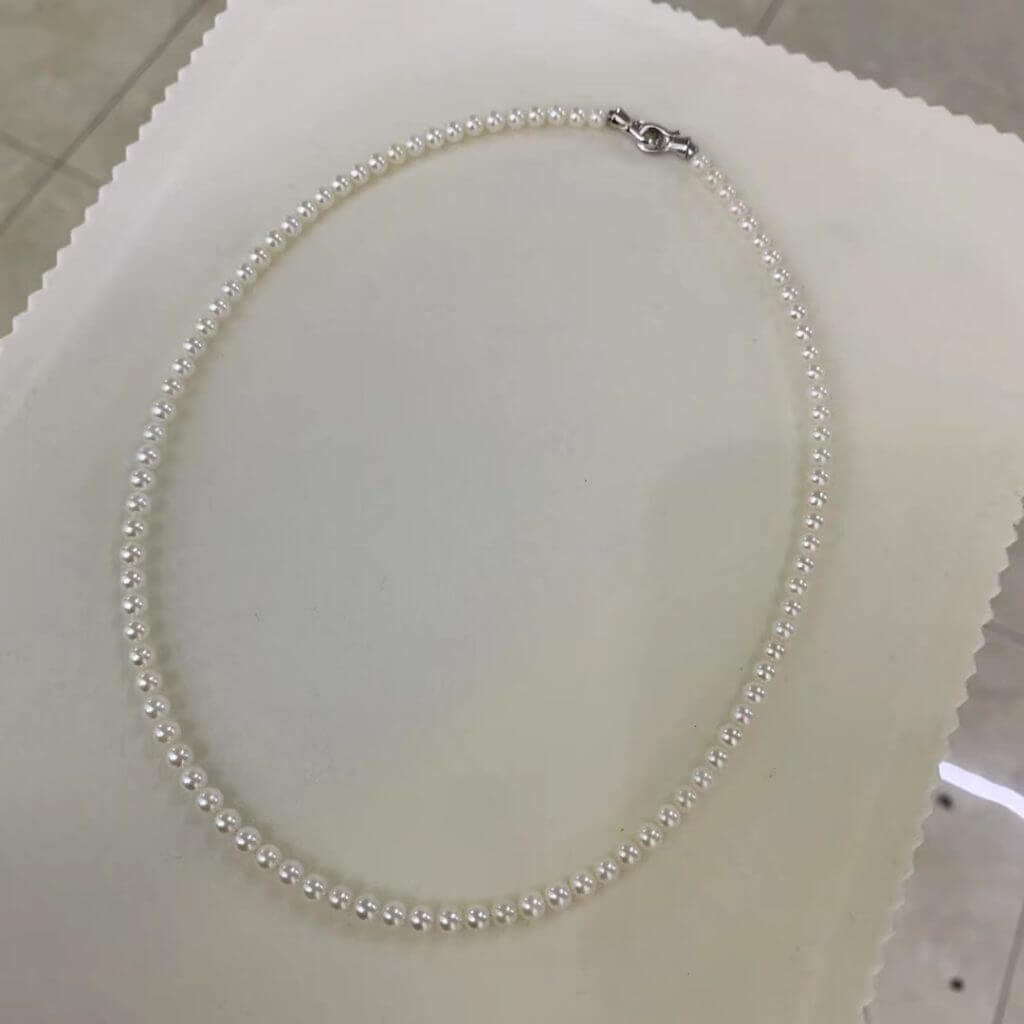 Bulk supply of 4mm AAA round freshwater pearl choker necklaces from a direct China lakes manufacturer, customizable with custom lengths and yellow gold clasps.
