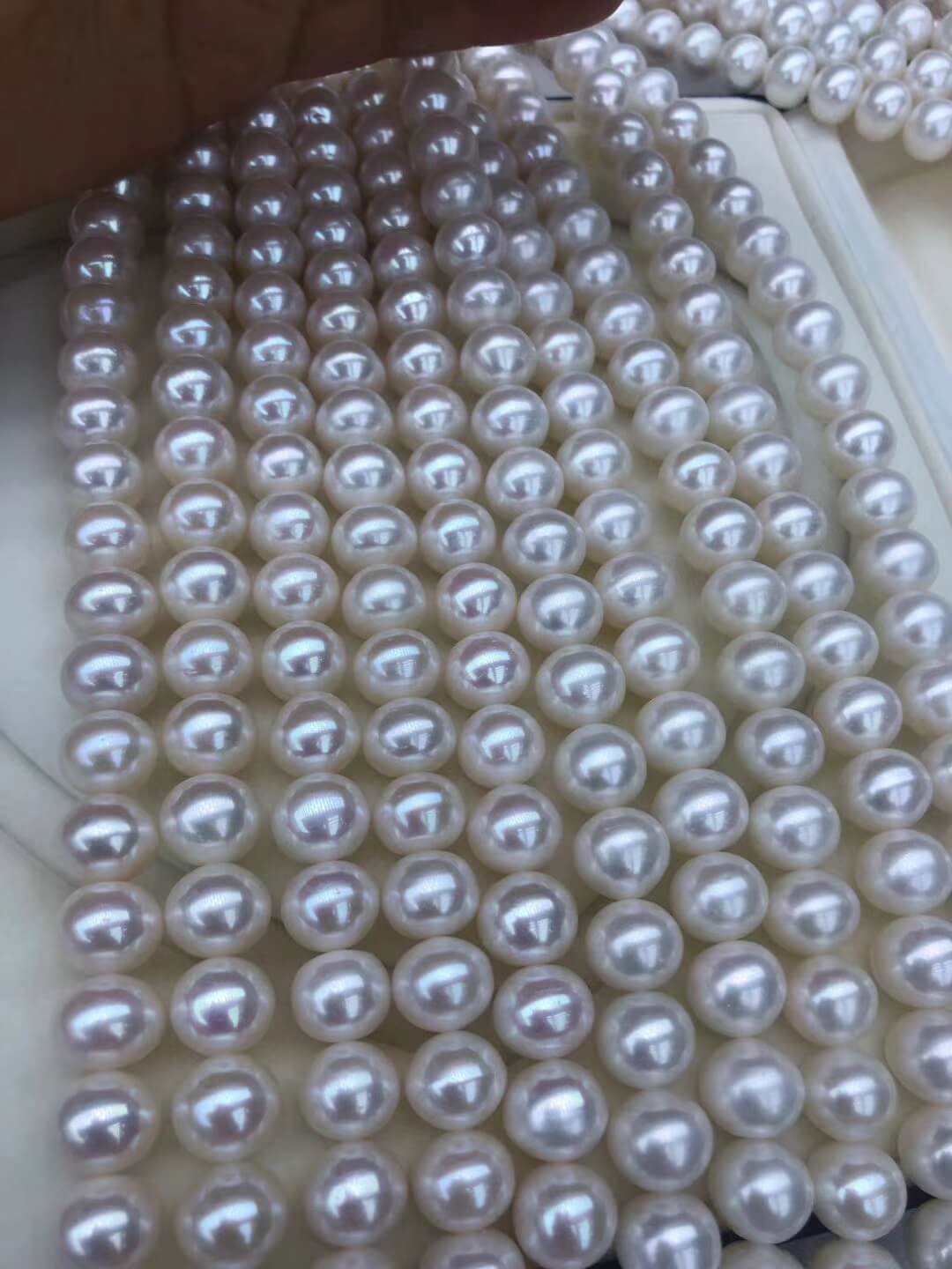 9-10mm size and near-round shape of natural white freshwater cultured pearls.